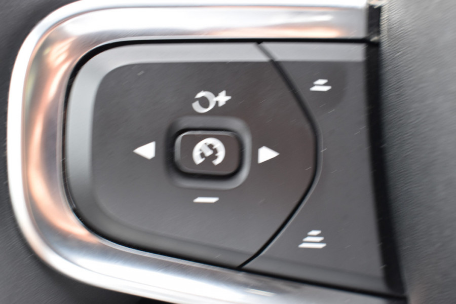 Volvo XC40 Single Motor Extended Range Plus 82 kWh ACC | Pilot Assist | Stoel Stuur verwarming | Trekhaak | Key Less | 19 inch