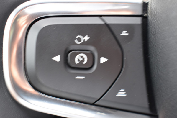 Volvo XC40 Single Motor Extended Range Plus 82 kWh ACC | Pilot Assist | Stoel Stuur verwarming | Trekhaak | Key Less | 19 inch