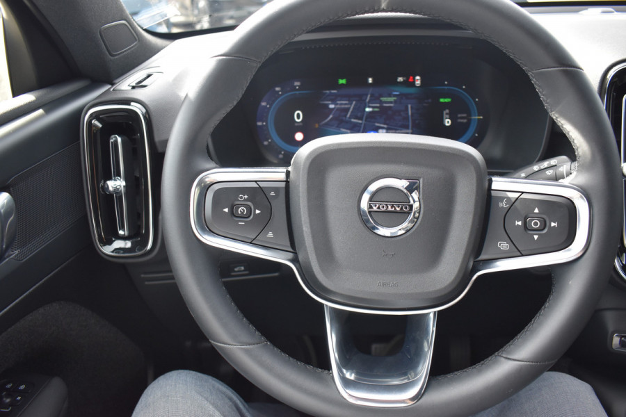 Volvo XC40 Single Motor Extended Range Plus 82 kWh ACC | Pilot Assist | Stoel Stuur verwarming | Trekhaak | Key Less | 19 inch
