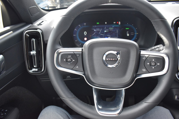 Volvo XC40 Single Motor Extended Range Plus 82 kWh ACC | Pilot Assist | Stoel Stuur verwarming | Trekhaak | Key Less | 19 inch