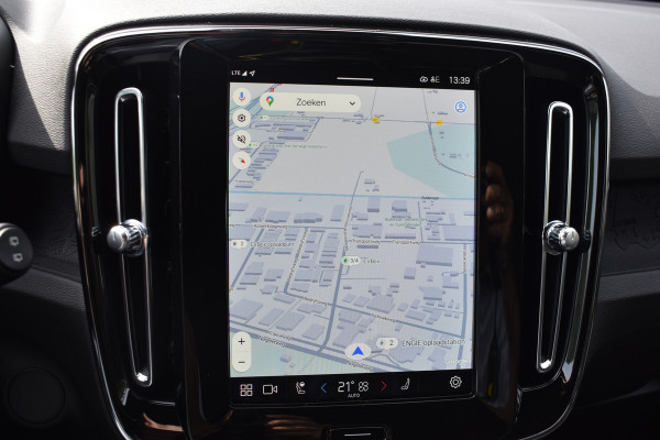 Volvo XC40 Single Motor Extended Range Plus 82 kWh ACC | Pilot Assist | Stoel Stuur verwarming | Trekhaak | Key Less | 19 inch