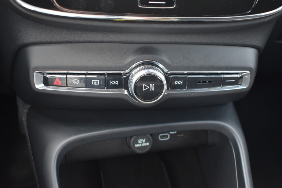 Volvo XC40 Single Motor Extended Range Plus 82 kWh ACC | Pilot Assist | Stoel Stuur verwarming | Trekhaak | Key Less | 19 inch