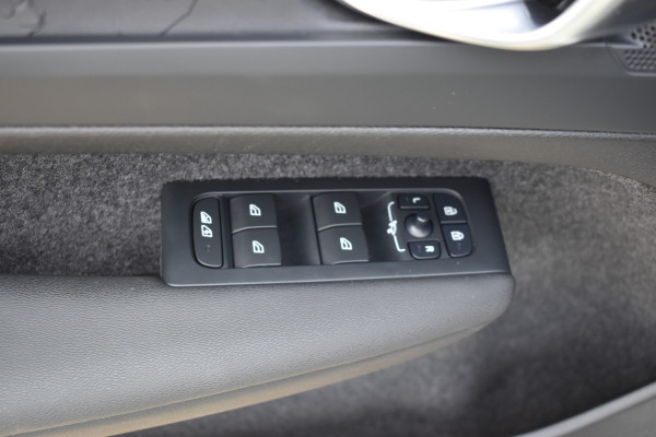 Volvo XC40 Single Motor Extended Range Plus 82 kWh ACC | Pilot Assist | Stoel Stuur verwarming | Trekhaak | Key Less | 19 inch