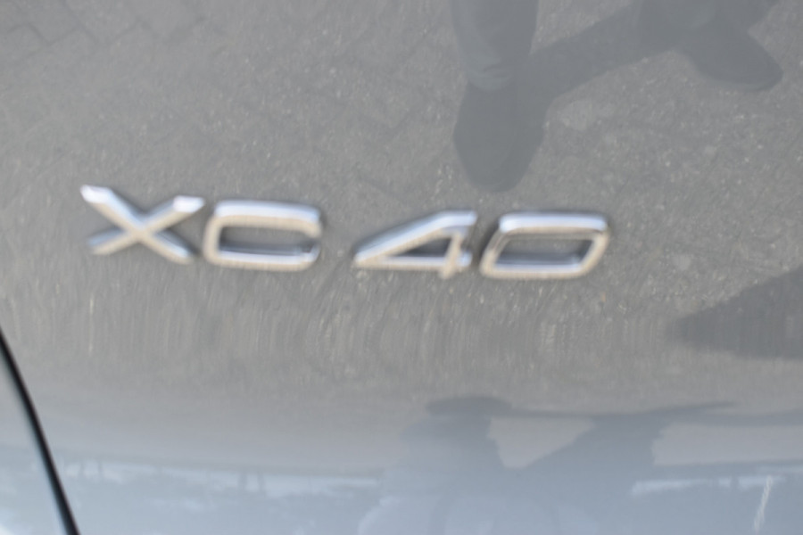 Volvo XC40 Single Motor Extended Range Plus 82 kWh ACC | Pilot Assist | Stoel Stuur verwarming | Trekhaak | Key Less | 19 inch