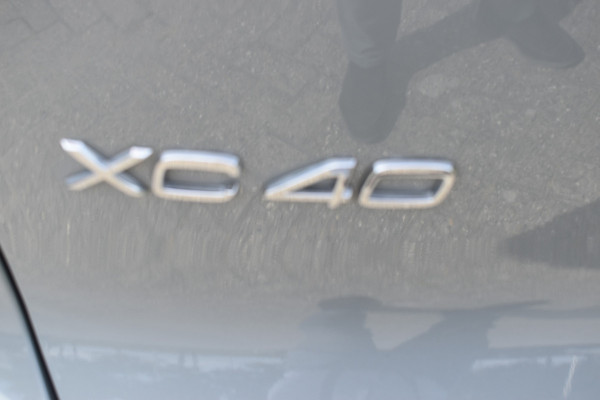 Volvo XC40 Single Motor Extended Range Plus 82 kWh ACC | Pilot Assist | Stoel Stuur verwarming | Trekhaak | Key Less | 19 inch