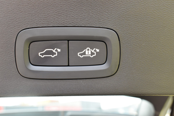 Volvo XC40 Single Motor Extended Range Plus 82 kWh ACC | Pilot Assist | Stoel Stuur verwarming | Trekhaak | Key Less | 19 inch