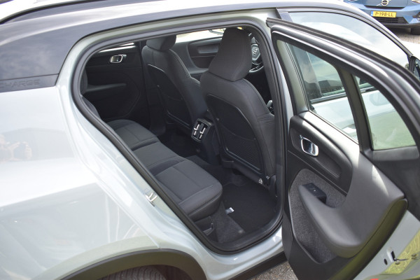 Volvo XC40 Single Motor Extended Range Plus 82 kWh ACC | Pilot Assist | Stoel Stuur verwarming | Trekhaak | Key Less | 19 inch