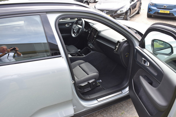 Volvo XC40 Single Motor Extended Range Plus 82 kWh ACC | Pilot Assist | Stoel Stuur verwarming | Trekhaak | Key Less | 19 inch