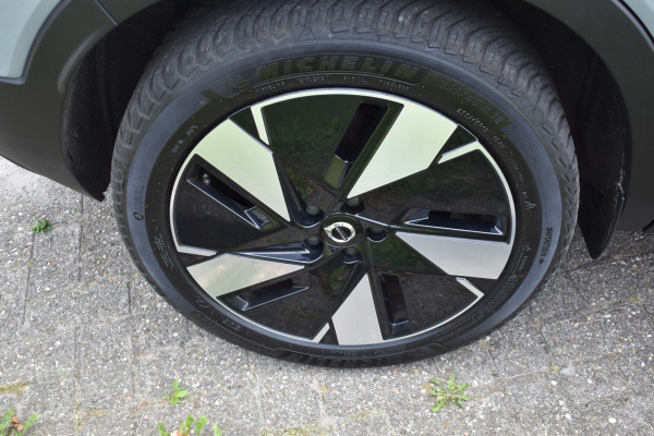 Volvo XC40 Single Motor Extended Range Plus 82 kWh ACC | Pilot Assist | Stoel Stuur verwarming | Trekhaak | Key Less | 19 inch