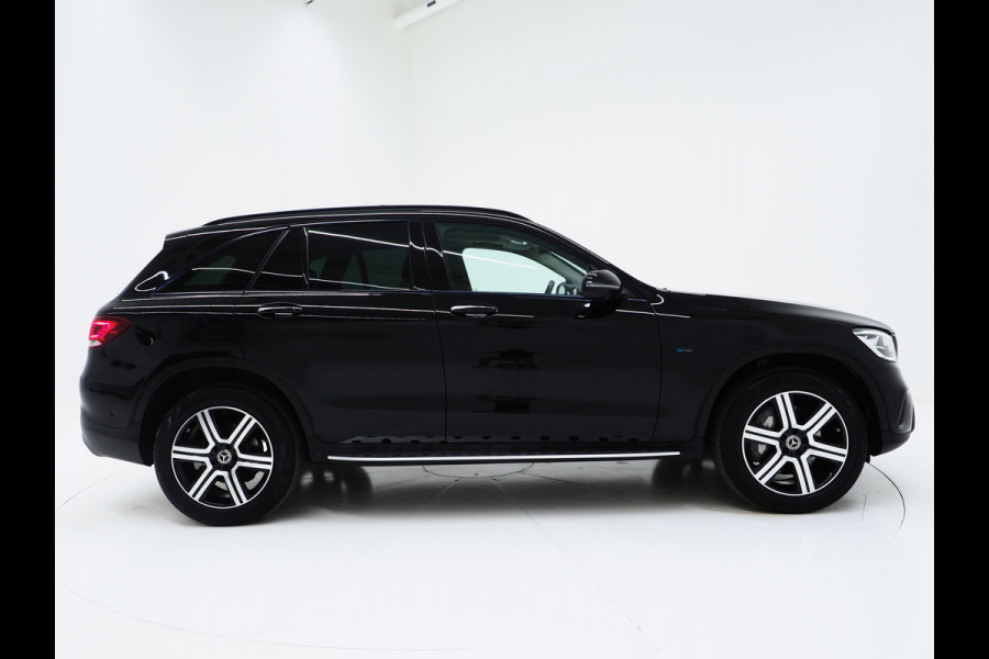 Mercedes-Benz GLC 300e 4MATIC Premium Night Black | Panoramadak | 360 | Keyless | Adaptive Cruise | Treeplanken | Carplay
