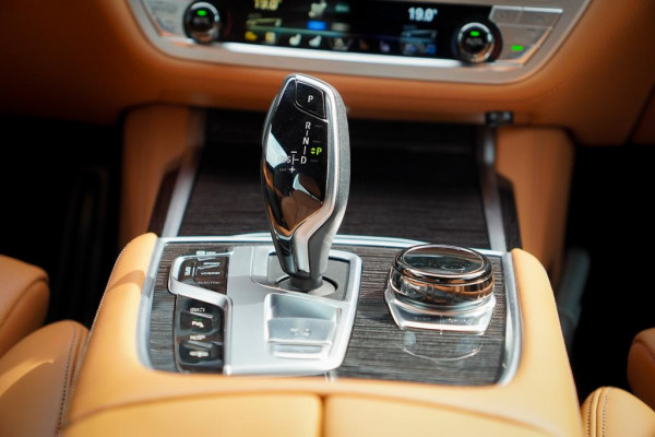 BMW 7 Serie 745e High Executive / M-Sport / Schuifdak / NL Auto / Nieuwe Accu