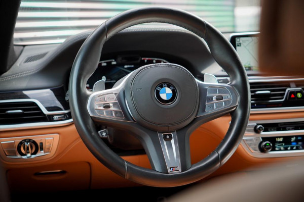 BMW 7 Serie 745e High Executive / M-Sport / Schuifdak / NL Auto / Nieuwe Accu
