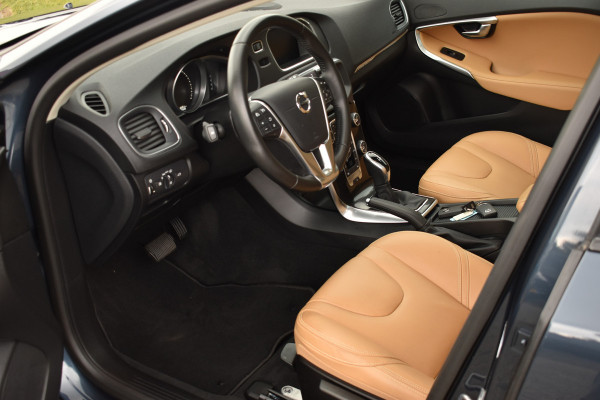 Volvo V40 Cross Country 1.5 T3 Polar+ Luxury Park assist incl camera | Harman & Kardon | Pano dak | Navigatie | Blue tooth