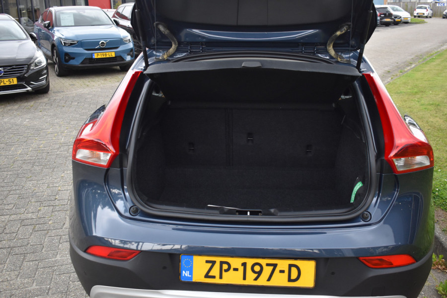 Volvo V40 Cross Country 1.5 T3 Polar+ Luxury Park assist incl camera | Harman & Kardon | Pano dak | Navigatie | Blue tooth