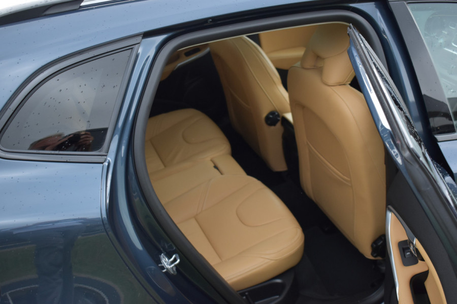 Volvo V40 Cross Country 1.5 T3 Polar+ Luxury Park assist incl camera | Harman & Kardon | Pano dak | Navigatie | Blue tooth