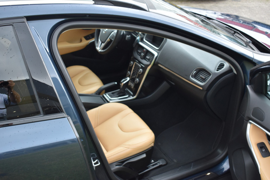 Volvo V40 Cross Country 1.5 T3 Polar+ Luxury Park assist incl camera | Harman & Kardon | Pano dak | Navigatie | Blue tooth
