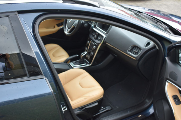 Volvo V40 Cross Country 1.5 T3 Polar+ Luxury Park assist incl camera | Harman & Kardon | Pano dak | Navigatie | Blue tooth