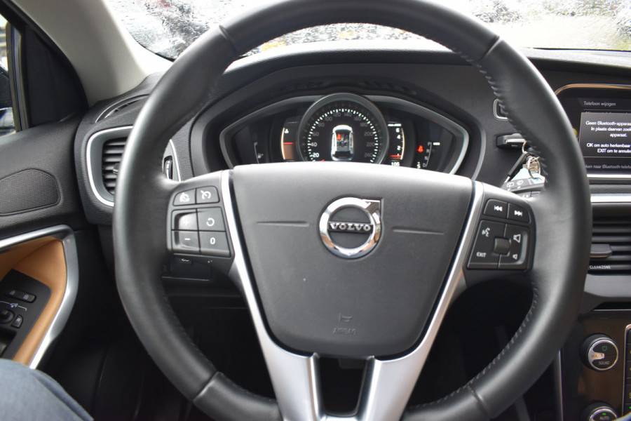 Volvo V40 Cross Country 1.5 T3 Polar+ Luxury Park assist incl camera | Harman & Kardon | Pano dak | Navigatie | Blue tooth