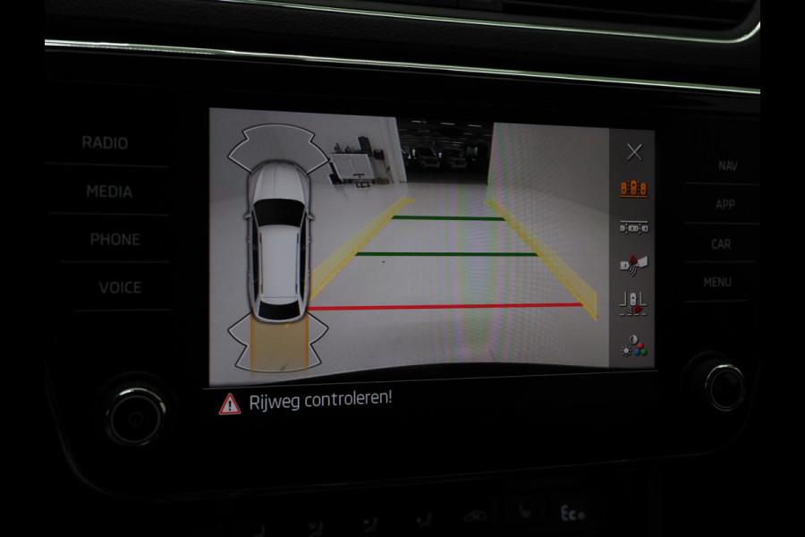 Škoda Superb Combi 1.4 TSI iV 218PK | Keyless | Camera | DAB | Cruise | Stoelverwarming | LED | Carplay
