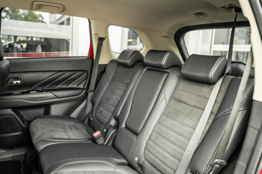 Mitsubishi Outlander 2.4 PHEV Intense | Stoelverw | DAB | NAVI | 1500kg trekgewicht