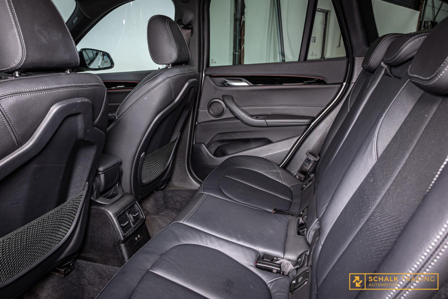 BMW X1 SDrive20i Orange Edition III|Pano|NAP|Leder|Trekhaak