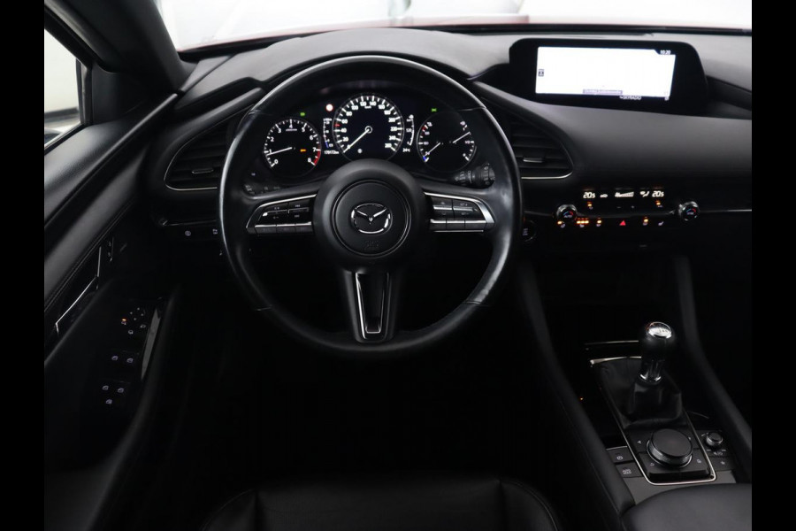 Mazda 3 2.0 SkyActive-X Luxury | Leder | Adaptive cruise | Head-Up | BOSE Sound | Stoel & stuurverwarming | Carplay | Camera | Memory | Keyless | Navigatie