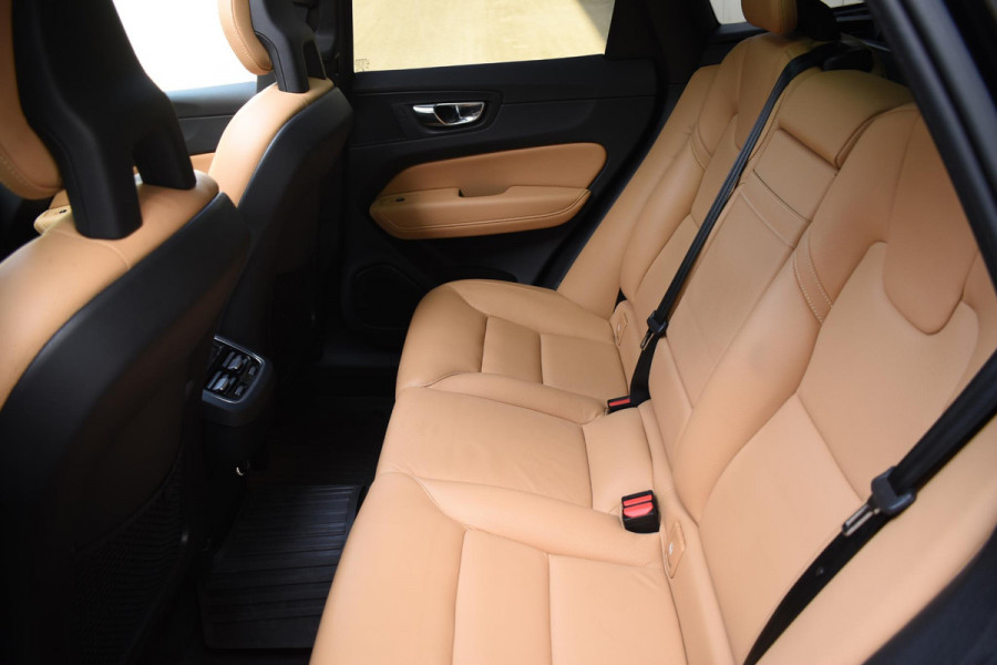 Volvo XC60 T5 250PK Automaat AWD Inscription / Navigatie / Cruise Control / Panorama Dak / Leder / LM Velgen /