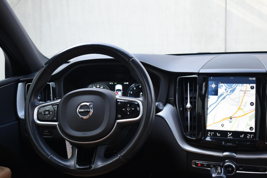 Volvo XC60 T5 250PK Automaat AWD Inscription / Navigatie / Cruise Control / Panorama Dak / Leder / LM Velgen /