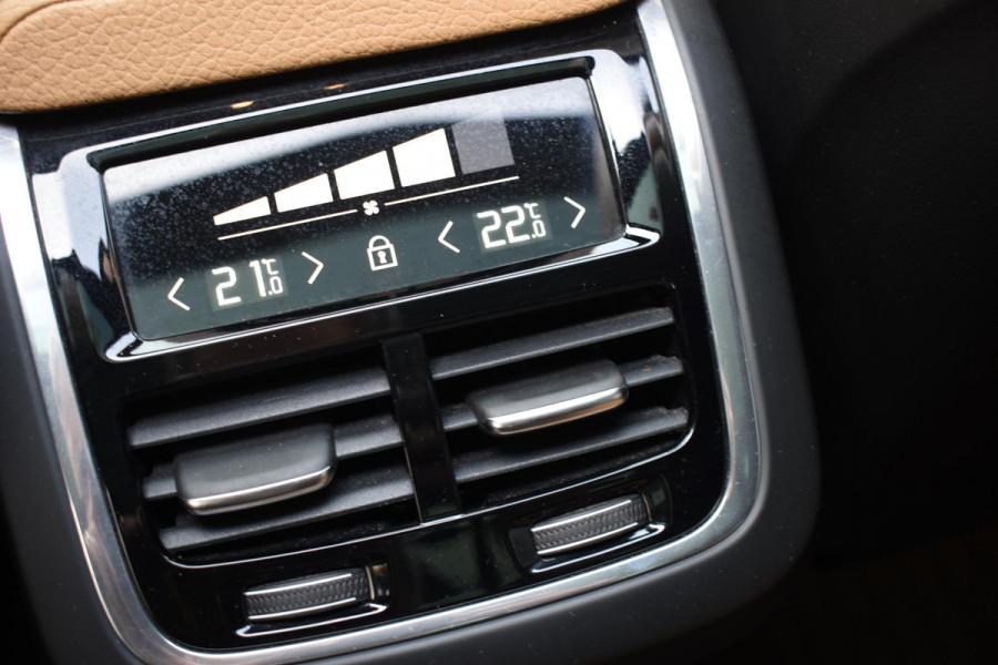 Volvo XC60 T5 250PK Automaat AWD Inscription / Navigatie / Cruise Control / Panorama Dak / Leder / LM Velgen /