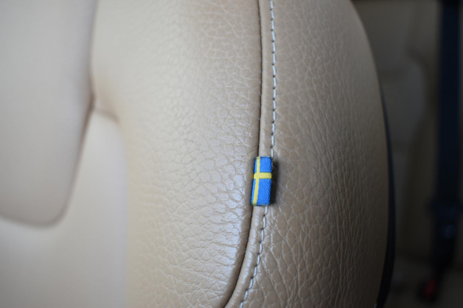 Volvo XC60 T5 250PK Automaat AWD Inscription / Navigatie / Cruise Control / Panorama Dak / Leder / LM Velgen /