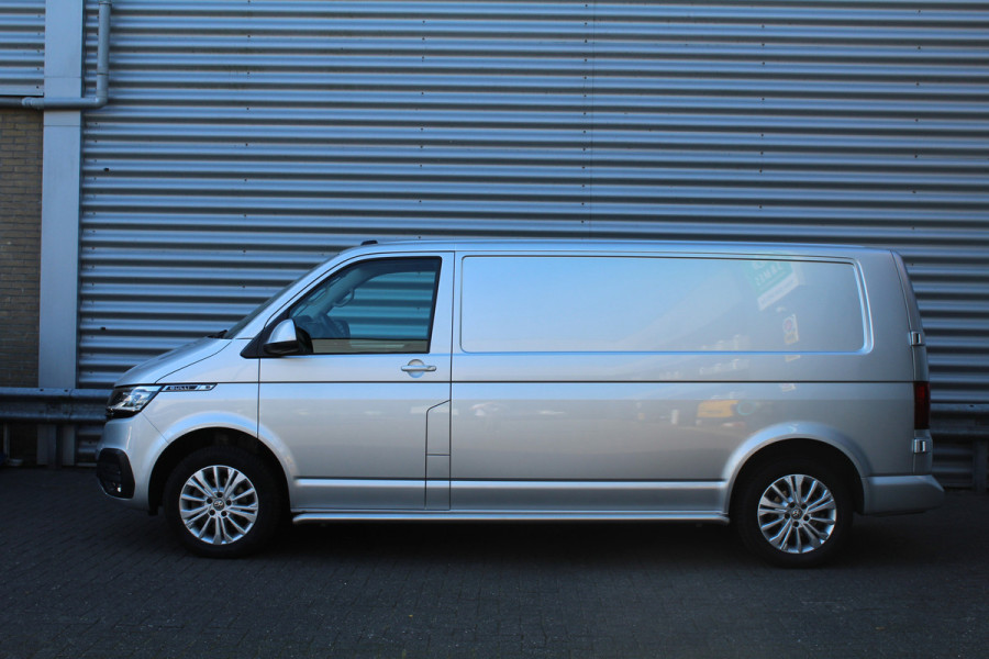 Volkswagen Transporter 2.0 TDI 150pk L2H1 Bulli DSG NL-Auto NAP Airco Cruise Navi Camera 17"LMV Sidebars Trekhaak 2500kg