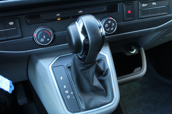 Volkswagen Transporter 2.0 TDI 150pk L2H1 Bulli DSG NL-Auto NAP Airco Cruise Navi Camera 17"LMV Sidebars Trekhaak 2500kg