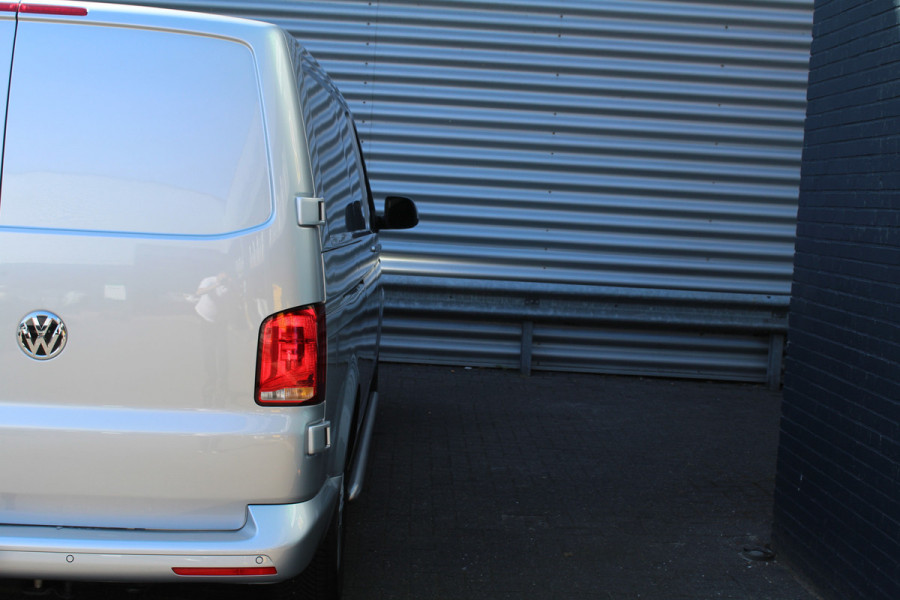 Volkswagen Transporter 2.0 TDI 150pk L2H1 Bulli DSG NL-Auto NAP Airco Cruise Navi Camera 17"LMV Sidebars Trekhaak 2500kg