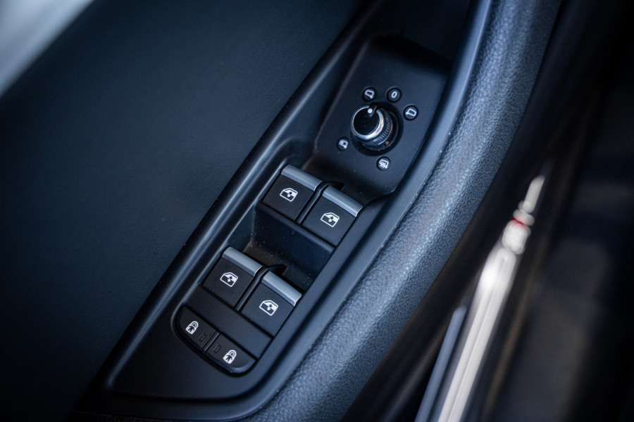 Audi A4 Avant 35 TFSI S edition - S Line | Panorama | ACC | Keyless | Camera