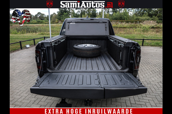 Dodge Ram 1500 DIAMOND LIMITED NIGHT 5.7 V8 | BLACK OPS | MULTITAILGATE | PANO | ADAPTIVE CRUISE | 360CAM | APPLE CARPLAY | PRINS LPG ONDERBOUW | LUCHTVERING | 4X4 | Comfortabele Dubbele Cabine met Royale 5 Zitplaatsen | BEUTY | MEEST COMPLETE UITVOERING | ALLES IN ZWART & WIELEN HOOGGLANS ZWART |