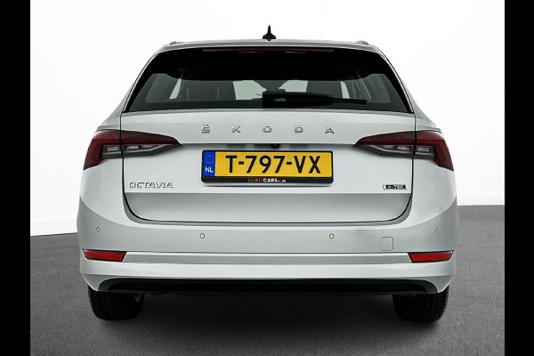 Škoda Octavia Combi 1.5 e-TSI DSG Style Navigatie Climatic Control  Parkeer Sensoren + Camera DAB Cruise control Lichtmetalen Velgen Keyless