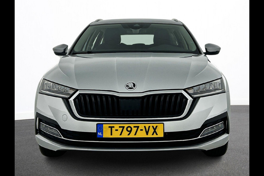 Škoda Octavia Combi 1.5 e-TSI DSG Style Navigatie Climatic Control  Parkeer Sensoren + Camera DAB Cruise control Lichtmetalen Velgen Keyless