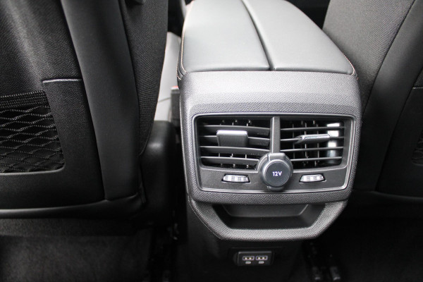 Peugeot 3008 1.6 HYbrid4 300PK GT 4WD | PANORAMISCH SCHUIF/KANTEL DAK | 19" LICHTMETALEN VELGEN "BLACK PACK" | DODEHOEK DETECTIE | NAVIGATIE | APPLE CARPLAY/ANDROID AUTO | ADAPTIVE CRUISE CONTROL | ACHTERUITRIJ CAMERA | PARKEERSENSOREN VOOR EN ACHTER | FULL LED KOPLAMPEN | CLIMATE CONTROL | DAB+ RADIO |
