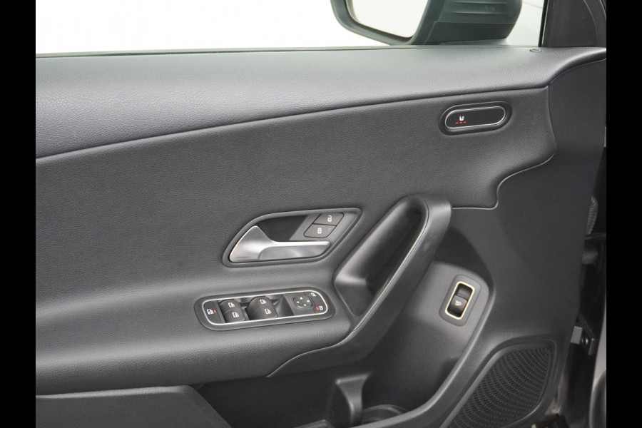 Mercedes-Benz A-Klasse 180 Sedan Navi Ecc Camera Cruise Control Pdc Keyless Stoelverwarming Regen-Lichtsensor Led Lmv Bluetooth