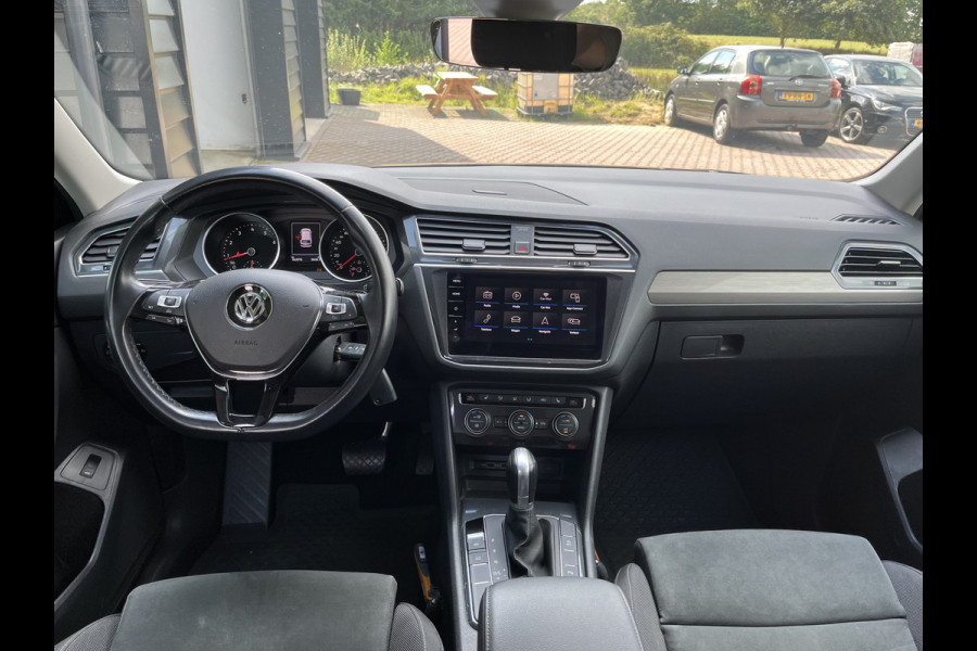 Volkswagen Tiguan Allspace 1.4 TSI Comfortline Business 7p. | Pano | Trekhaak | Stoelverwarming | Navi | ACC | App-connect | Elek. achterklep | All-seasons |