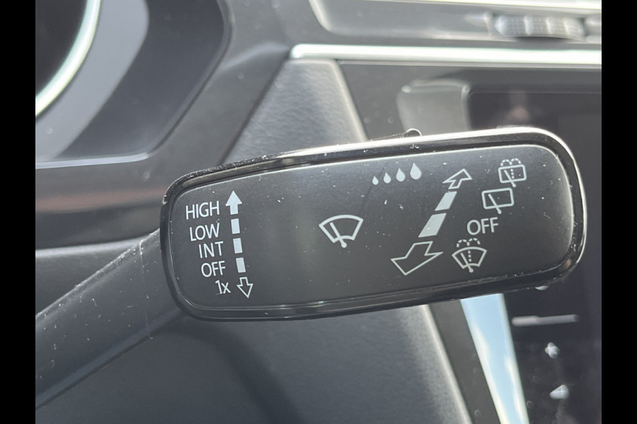 Volkswagen Tiguan Allspace 1.4 TSI Comfortline Business 7p. | Pano | Trekhaak | Stoelverwarming | Navi | ACC | App-connect | Elek. achterklep | All-seasons |