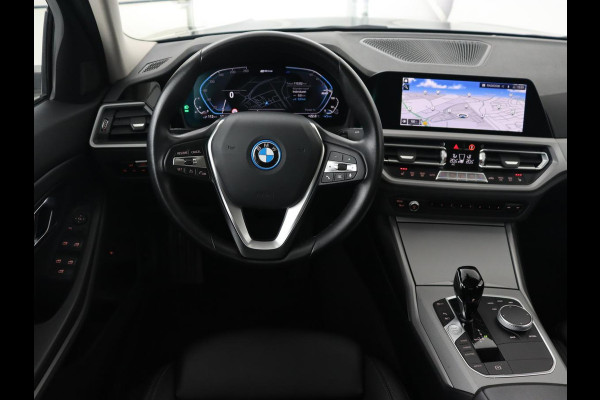 BMW 3-serie 320e Advantage | Leder | Sportstoelen | Stoelverwarming | Camera | Live Cockpit | Carplay | Navigatie | Full LED | Park Assist | PHEV | Plug In