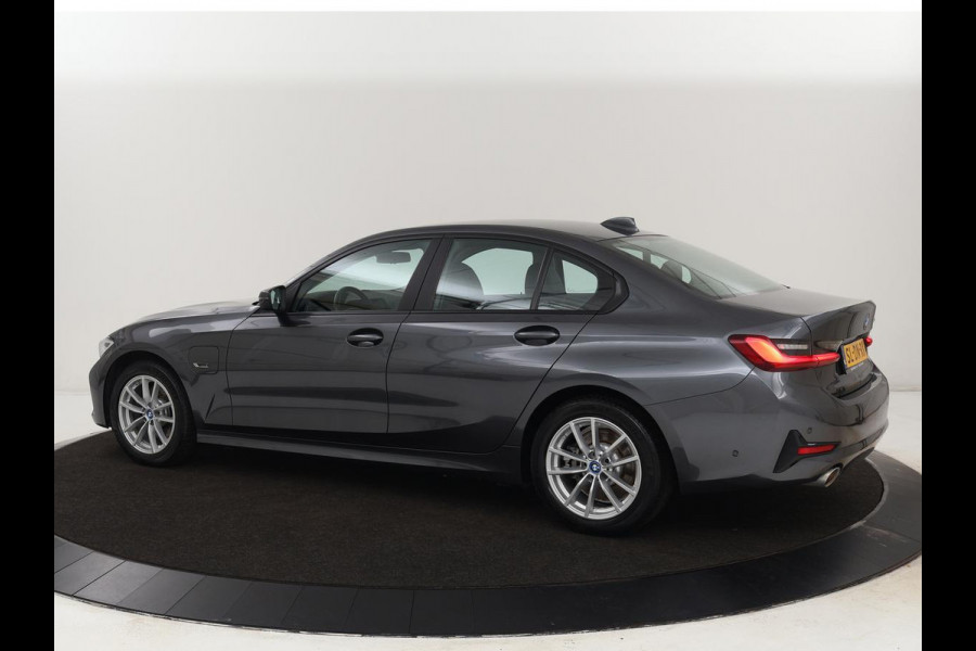 BMW 3-serie 320e Advantage | Leder | Sportstoelen | Stoelverwarming | Camera | Live Cockpit | Carplay | Navigatie | Full LED | Park Assist | PHEV | Plug In