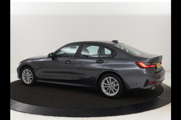 BMW 3-serie 320e Advantage | Leder | Sportstoelen | Stoelverwarming | Camera | Live Cockpit | Carplay | Navigatie | Full LED | Park Assist | PHEV | Plug In