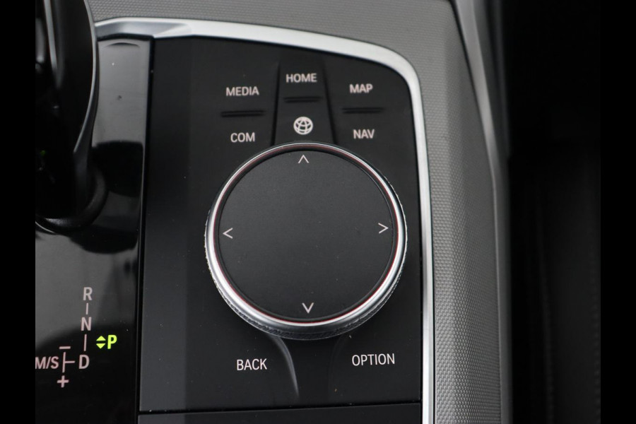 BMW 3-serie 320e Advantage | Leder | Sportstoelen | Stoelverwarming | Camera | Live Cockpit | Carplay | Navigatie | Full LED | Park Assist | PHEV | Plug In