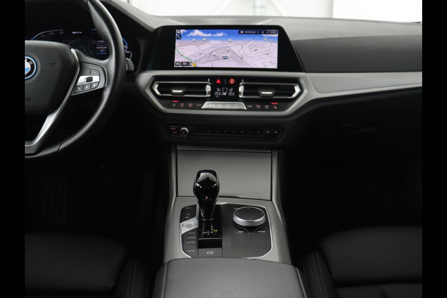 BMW 3-serie 320e Advantage | Leder | Sportstoelen | Stoelverwarming | Camera | Live Cockpit | Carplay | Navigatie | Full LED | Park Assist | PHEV | Plug In