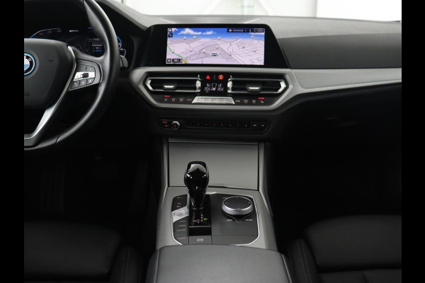 BMW 3-serie 320e Advantage | Leder | Sportstoelen | Stoelverwarming | Camera | Live Cockpit | Carplay | Navigatie | Full LED | Park Assist | PHEV | Plug In