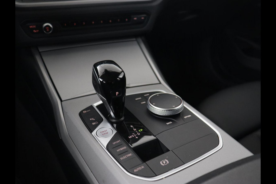 BMW 3-serie 320e Advantage | Leder | Sportstoelen | Stoelverwarming | Camera | Live Cockpit | Carplay | Navigatie | Full LED | Park Assist | PHEV | Plug In