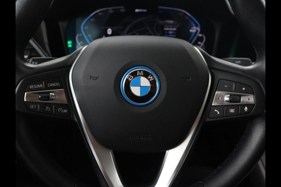 BMW 3-serie 320e Advantage | Leder | Sportstoelen | Stoelverwarming | Camera | Live Cockpit | Carplay | Navigatie | Full LED | Park Assist | PHEV | Plug In