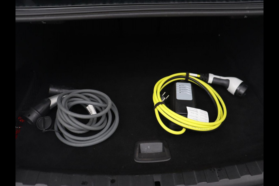 BMW 3-serie 320e Advantage | Leder | Sportstoelen | Stoelverwarming | Camera | Live Cockpit | Carplay | Navigatie | Full LED | Park Assist | PHEV | Plug In